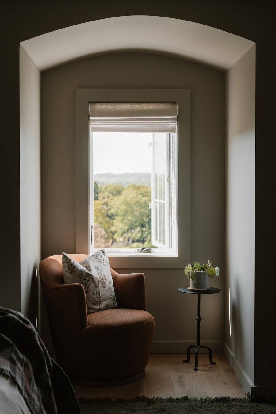 Sillón junto a una ventana con luz natural: un espacio tranquilo para sentarse a hablar.