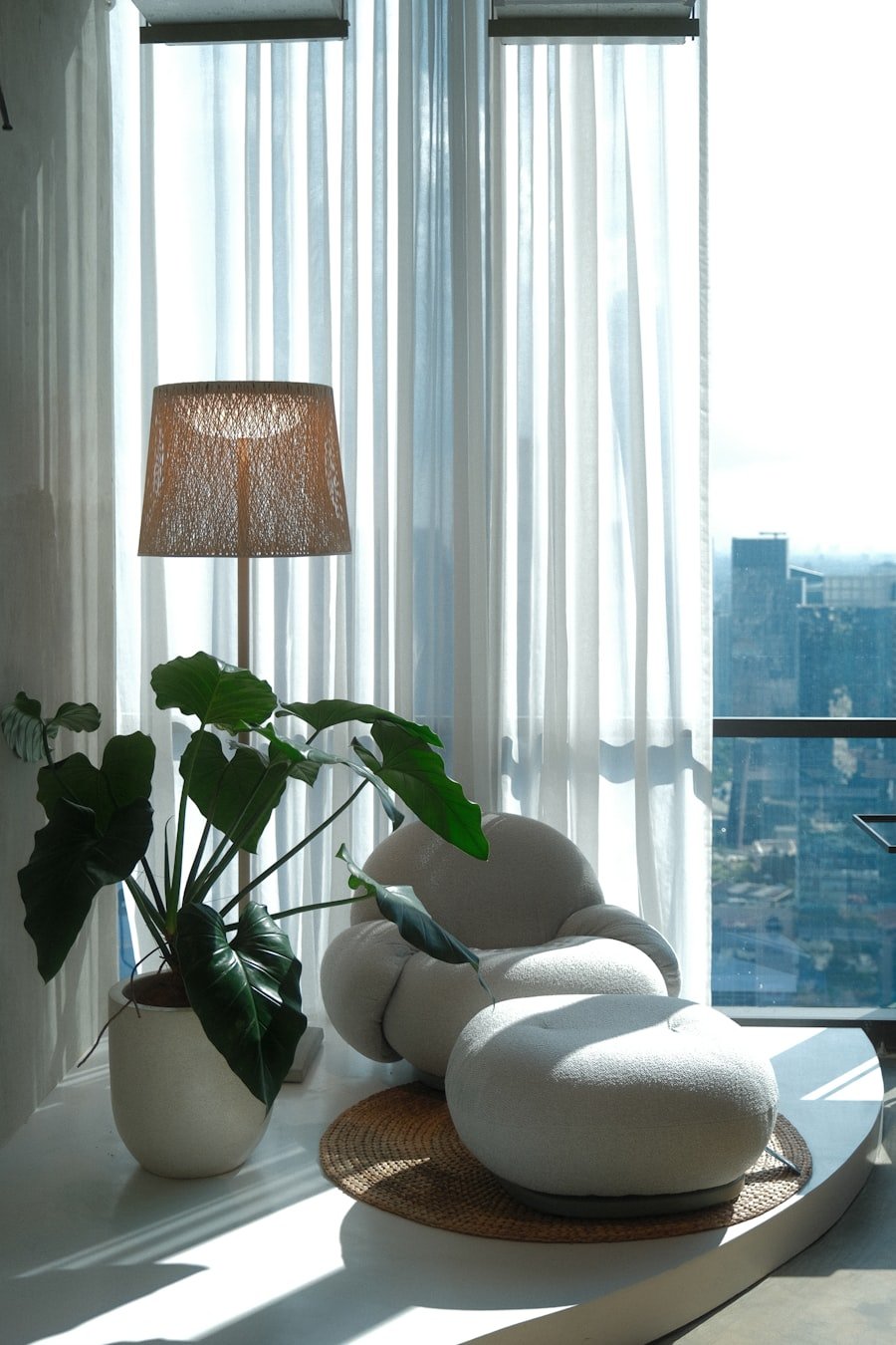Rincón luminoso con cortinas y una planta, ambiente tranquilo.