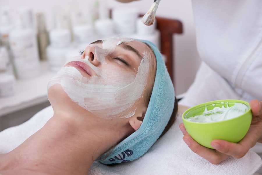Tratamiento facial con mascarilla hidratante en un ambiente de spa.